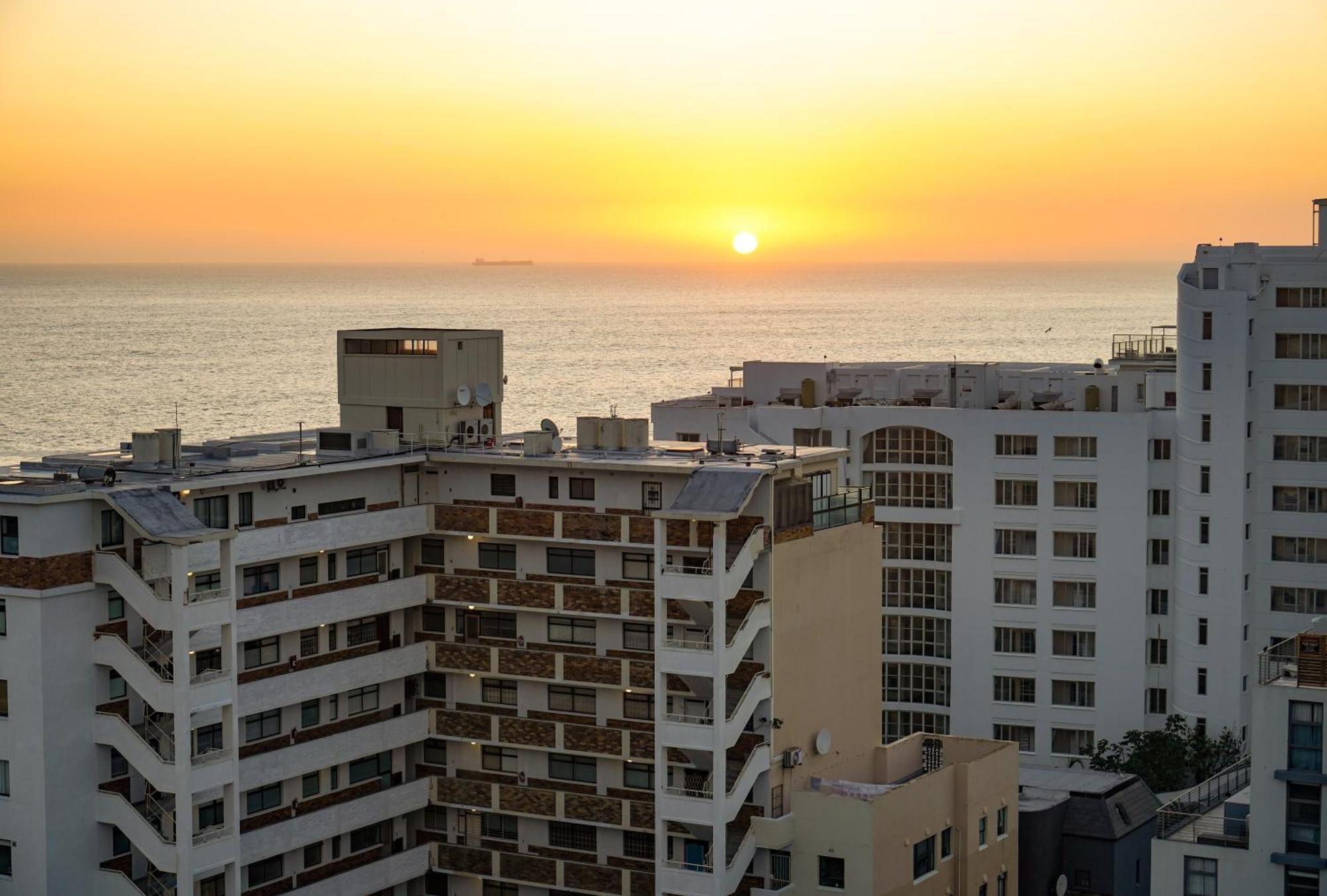 Latitude Aparthotel By Totalstay Kaapstad Buitenkant foto